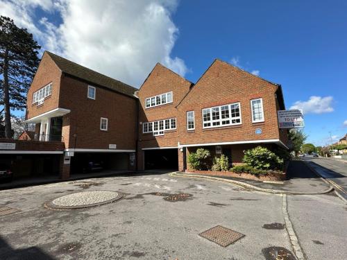 Foundry House, Summer Road, Thames Ditton, KT7