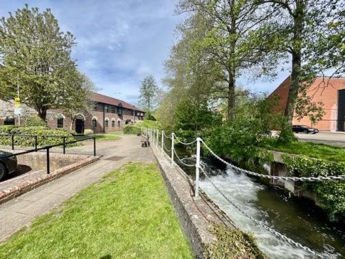 Unit 8 The Courtyard, Meadowbank, Furlong Road, Bourne End, SL8