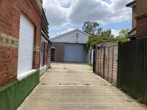 4 Guildford Road, Bagshot, GU19