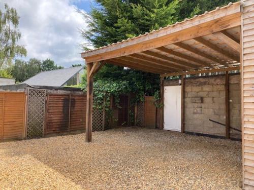 4 Guildford Road, Bagshot, GU19