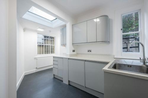 1 Hobart Place, Belgravia, London, SW1W