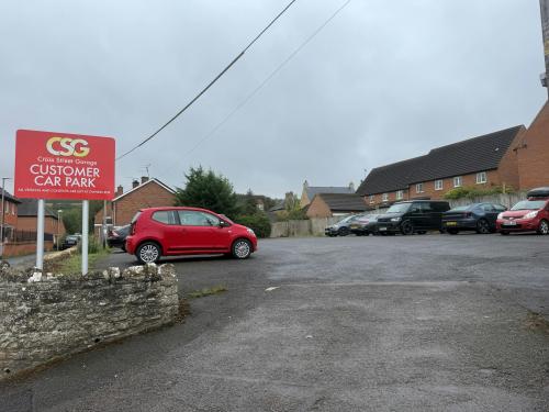 Showroom facility, 10 High Street, Wroughton, SN4