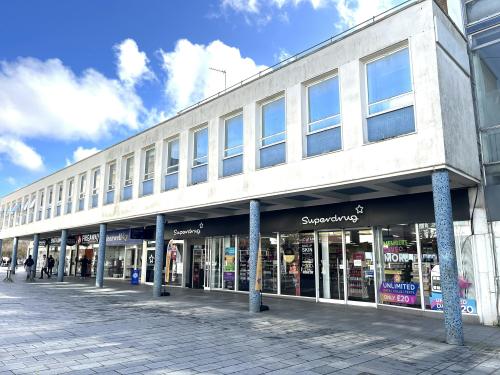 6 -10 Queensway, Crawley, RH10