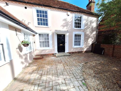 35 High Street, Cranleigh, GU6