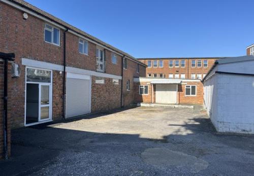 37 Bishopric, Horsham, RH12