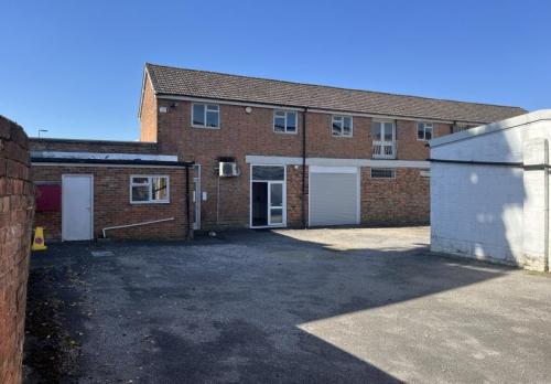 37 Bishopric, Horsham, RH12