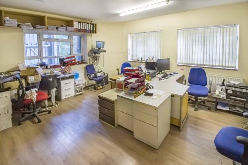 Unit 6, Eskdale Road, Uxbridge, UB8