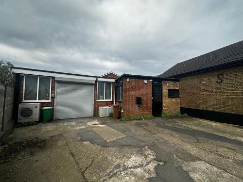 33 Banstead Road, Caterham, CR3