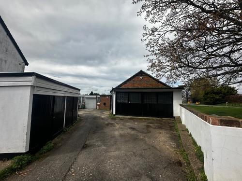 33 Banstead Road, Caterham, CR3