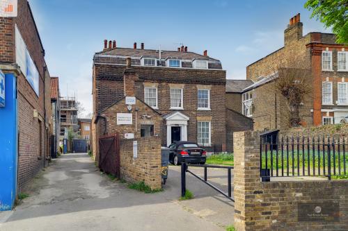 581 High Road, Tottenham, London, N17