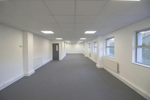 Unit 4, Airlinks Industrial Estate, Spitfire Way, Heston, TW5