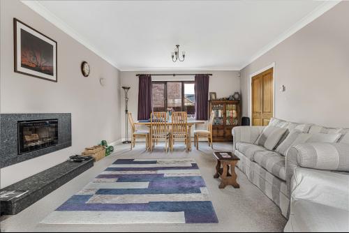 4 Sadlers Close, Hardwick, Cambridge, CB23