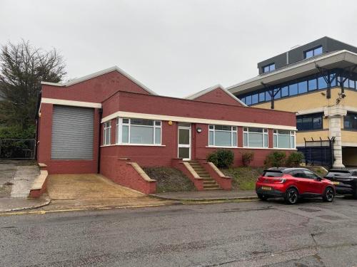 2 Harlequin Avenue, Brentford, TW8