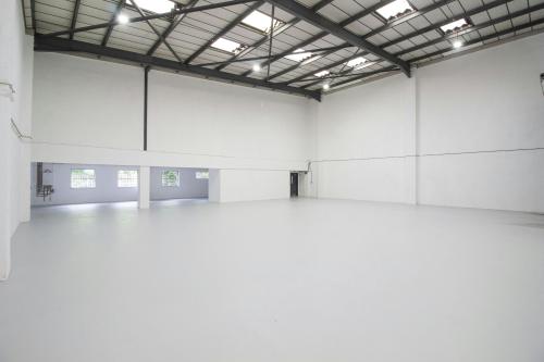 Unit 3, Airlinks Industrial Estate, Spitfire Way, Heston, TW5