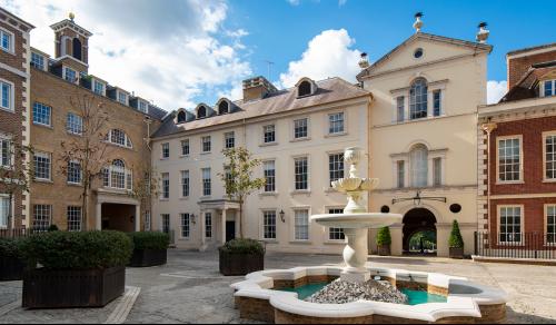 Palm Court, Richmond, TW9