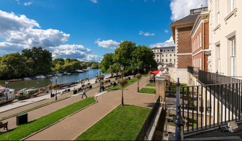 Palm Court, Richmond, TW9
