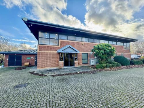 Unit 10, Triangle Business Park, Quilters Way, Stoke Mandeville, Aylesbury, HP22