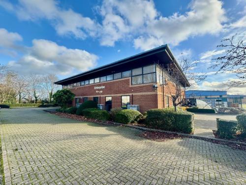 Unit 10, Triangle Business Park, Quilters Way, Stoke Mandeville, Aylesbury, HP22