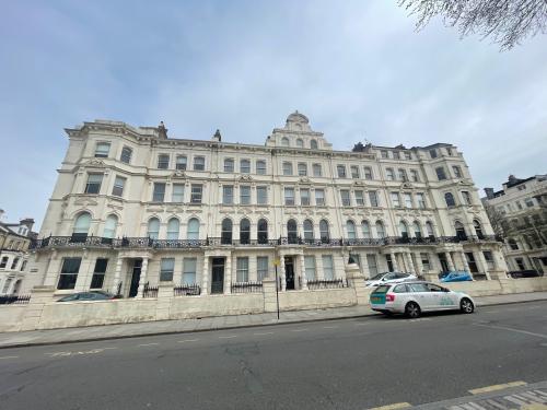 27 Palmeira Mansions, Church Road, Hove, BN3