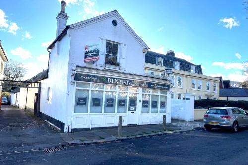 33 The Green, Winchmore Hill, London, N21