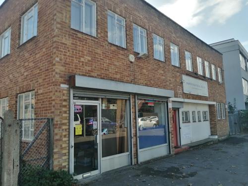 142 Molesey Avenue, West Molesey, KT8
