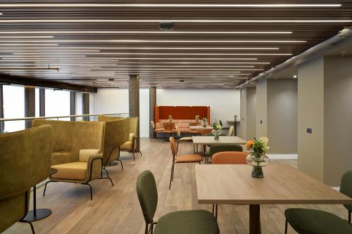 The Grosvenor, Arena Business Centre, Basing View, Basingstoke, RG21