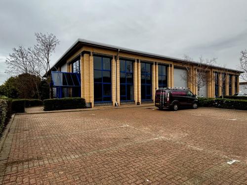 Unit 3 Caxton Park, Elm Farm Industrial Estate, Caxton Road, Bedford, MK41
