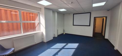 Unit 5, Rutherford Way Industrial Estate, Rutherford Way, Crawley, RH10