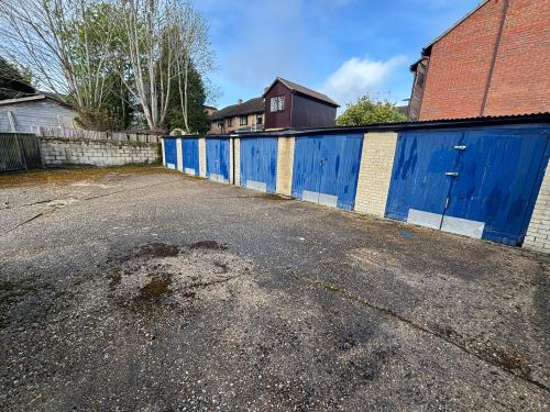 Garages, Roselands Gardens, Southampton, SO17