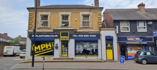 120 Hertford Road, Enfield, EN3