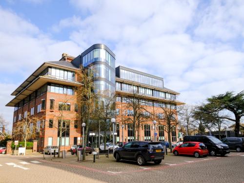 2 London Square, Cross Lanes, Guildford, GU1