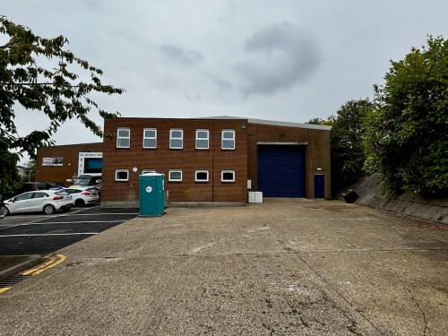 Unit 8, Walter Lawrence Trading Estate, Brewers Hill Road, Dunstable, LU6