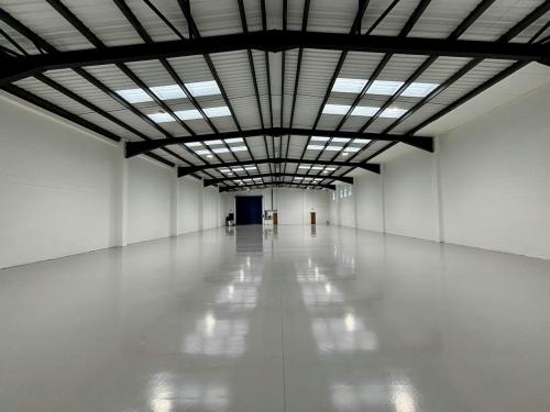 Unit 8, Walter Lawrence Trading Estate, Brewers Hill Road, Dunstable, LU6