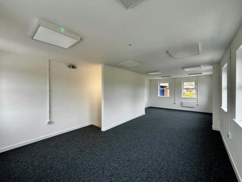 Unit 8, Walter Lawrence Trading Estate, Brewers Hill Road, Dunstable, LU6
