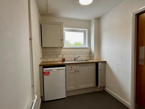 Unit 8, Walter Lawrence Trading Estate, Brewers Hill Road, Dunstable, LU6