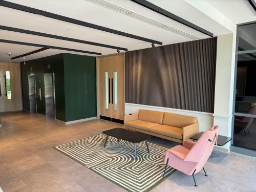 450 Capability Green, Luton, LU1
