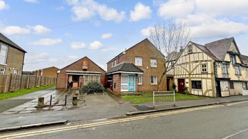 11-12 Wheelwright's Place, High Street, Colnbrook, Slough, SL3