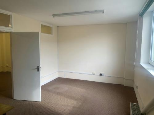 Unit 1 & 4, 3 Penns Road, Petersfield, GU32