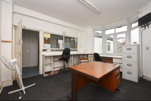 1 Grenoble Gardens, Palmers Green, London, N13