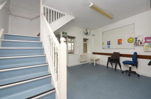 1 Grenoble Gardens, Palmers Green, London, N13