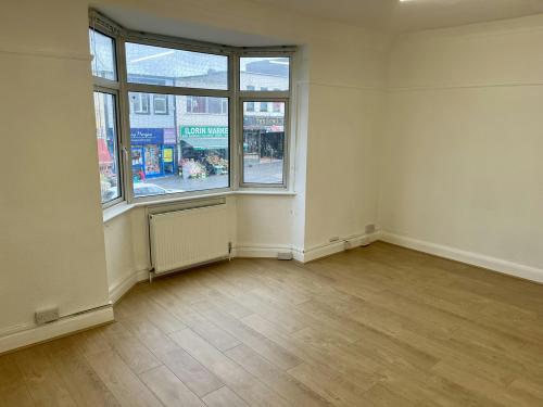 295a Heathway, Dagenham, RM9