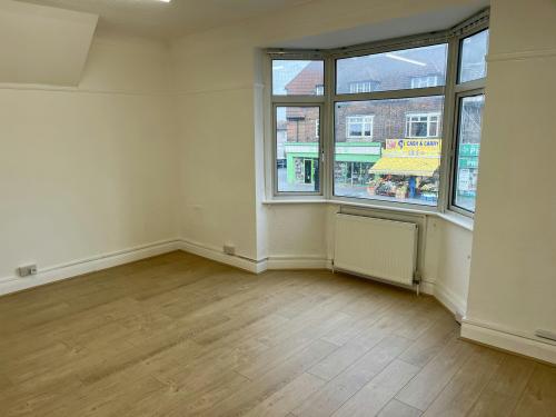 295a Heathway, Dagenham, RM9