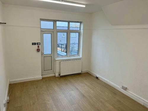 295a Heathway, Dagenham, RM9