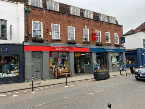 43 Downing Street, Farnham, GU9