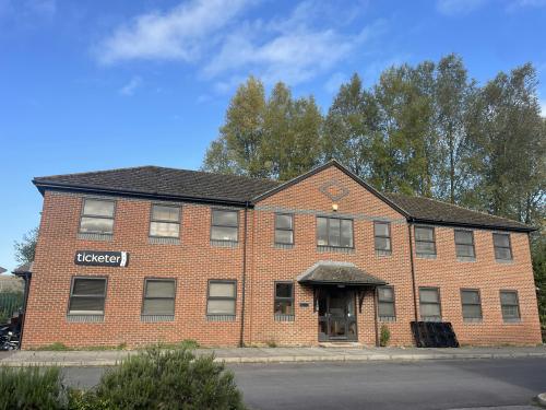 Marlborough House, Charnham Lane, Hungerford, RG17