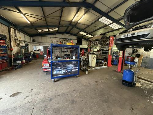 Farndon Crossroads Garage, Fosse Road, Newark, NG24