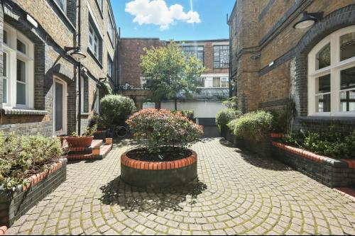 Suite A Maples Business Centre, 144 Liverpool Road, Islington, London, N1
