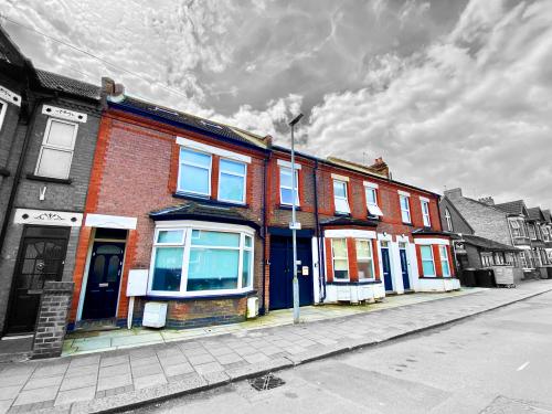 48-52 Reginald Street, Luton, LU2
