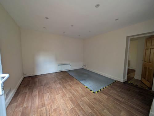 4 Bank Buildings, London Road, Crowborough, TN6