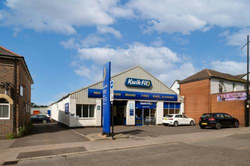6 Stakes Hill Road, Waterlooville, PO7
